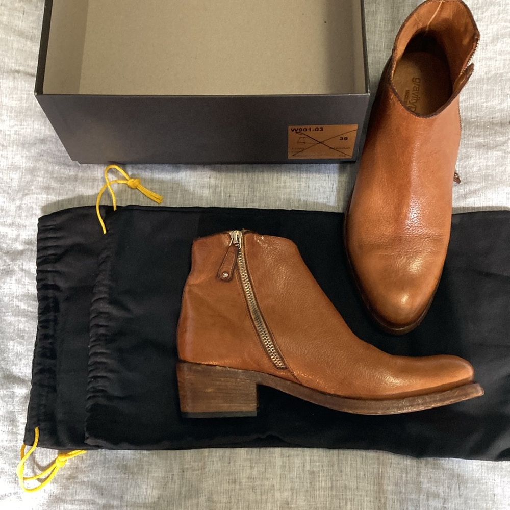 NWT - Italian made leather ankle booties sz 39 brand "gravity pope"